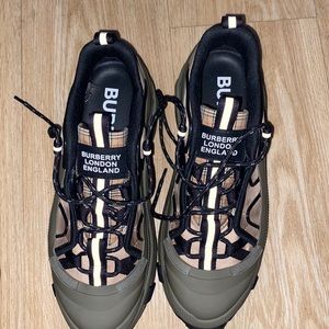 Burberry shoes size 41